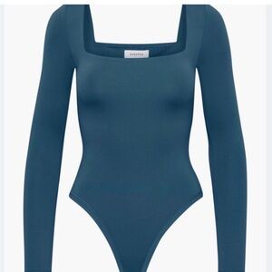Aritzia Contour Squareneck Longsleeve
Bodysuit/ Woman’s size L